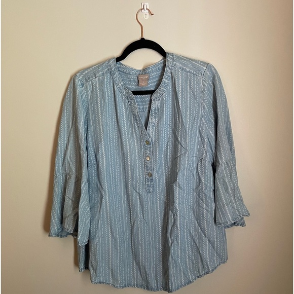 🖤💙CHICOS Striped Denim Bell-Sleeve Top 💙🖤 - Picture 1 of 5